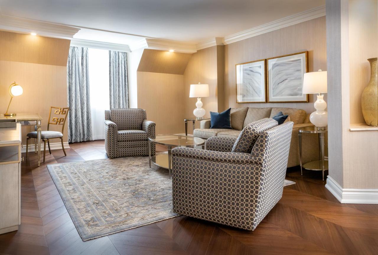 Chateau Vaudreuil Zewnętrze zdjęcie A living room at the Ritz-Carlton, Boston