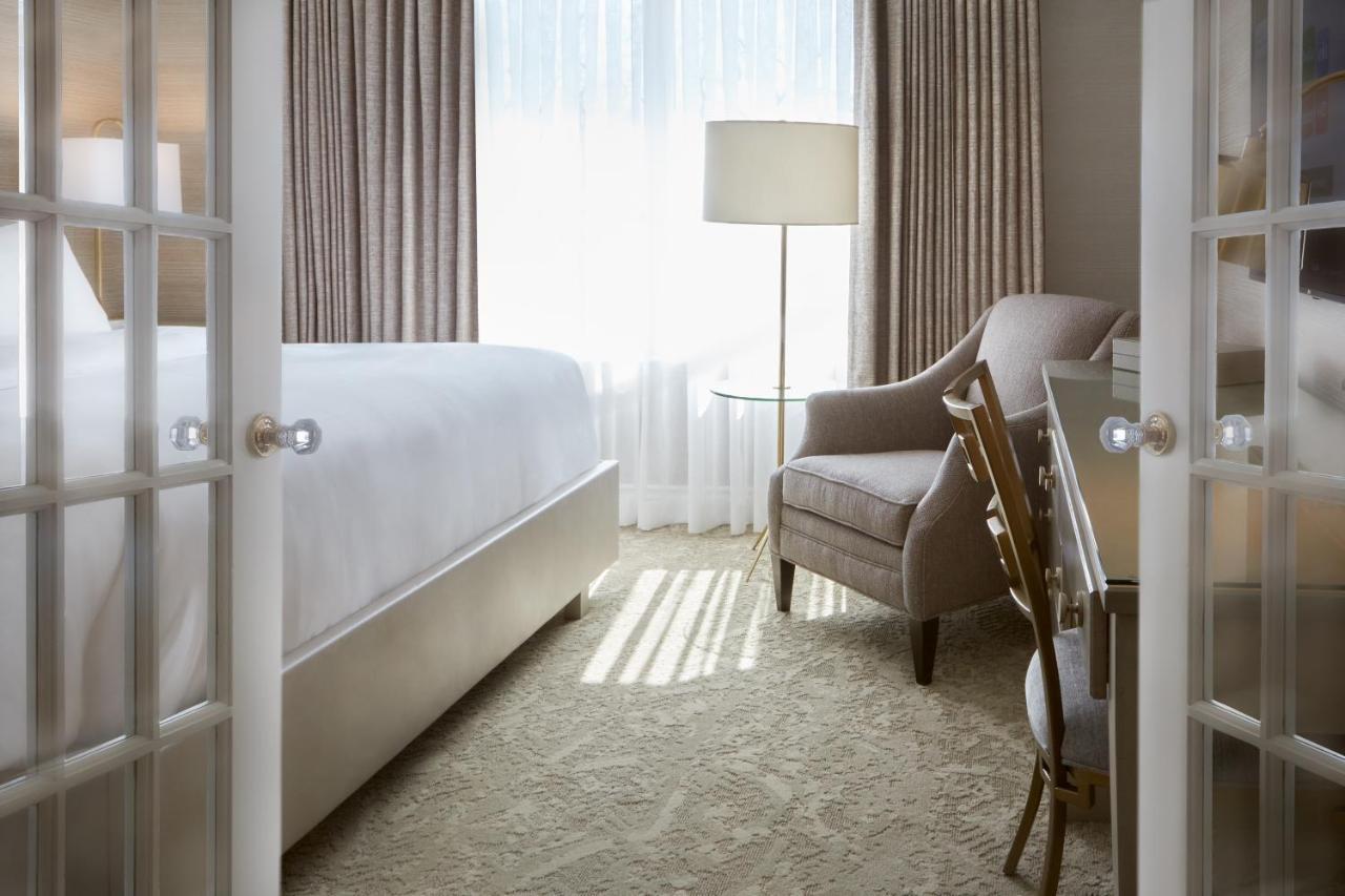 Chateau Vaudreuil Zewnętrze zdjęcie A guest room at the Hotel Commonwealth