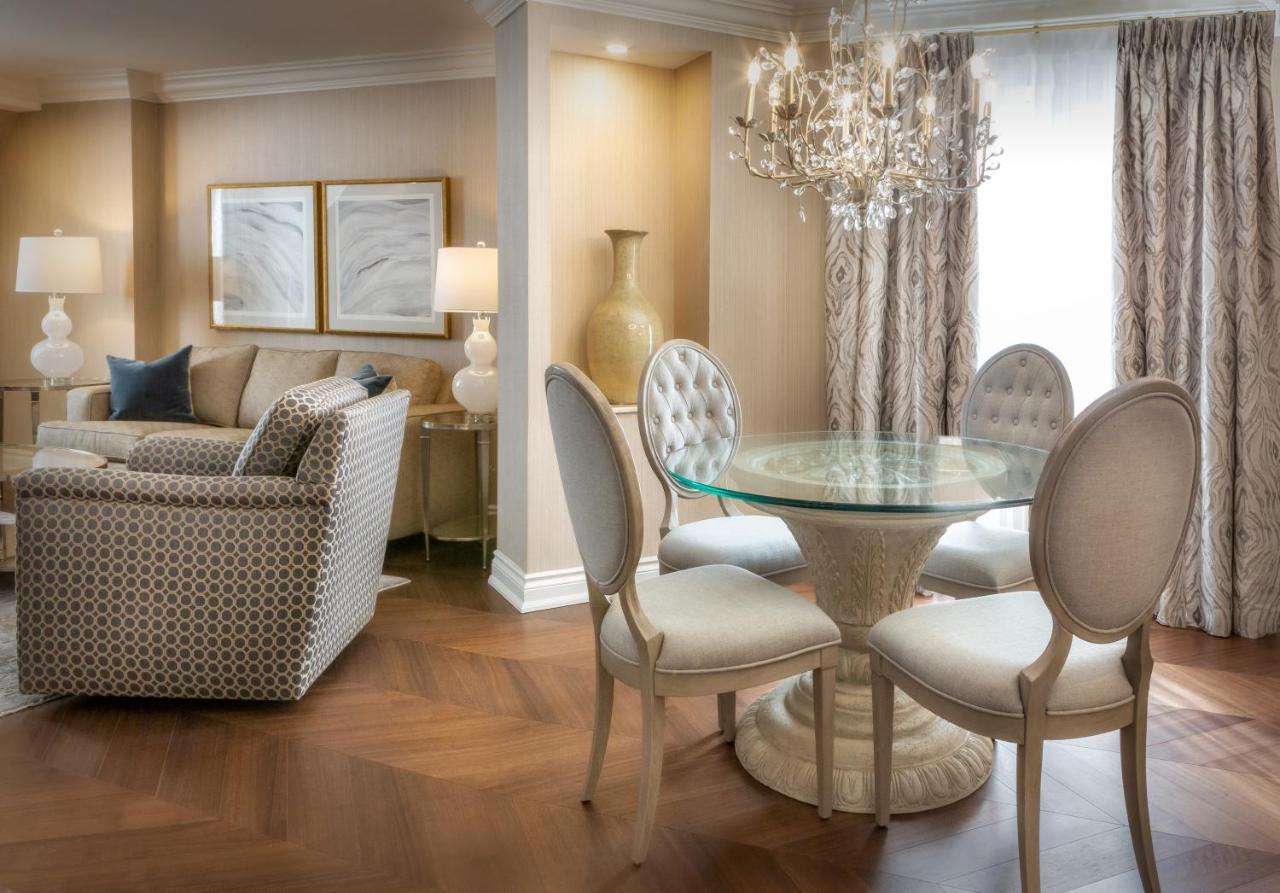Chateau Vaudreuil Zewnętrze zdjęcie A living room at The Ritz-Carlton, Chicago