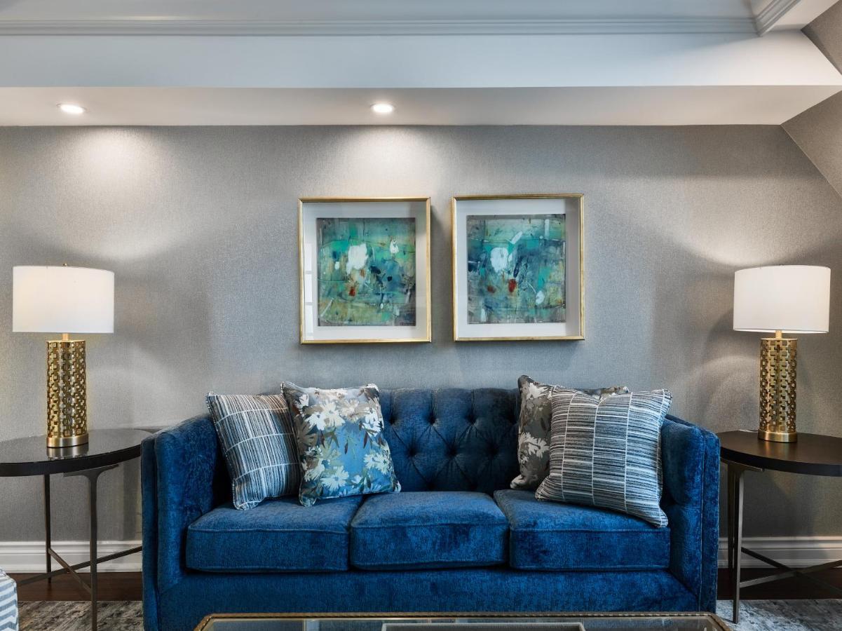 Chateau Vaudreuil Zewnętrze zdjęcie A blue sofa