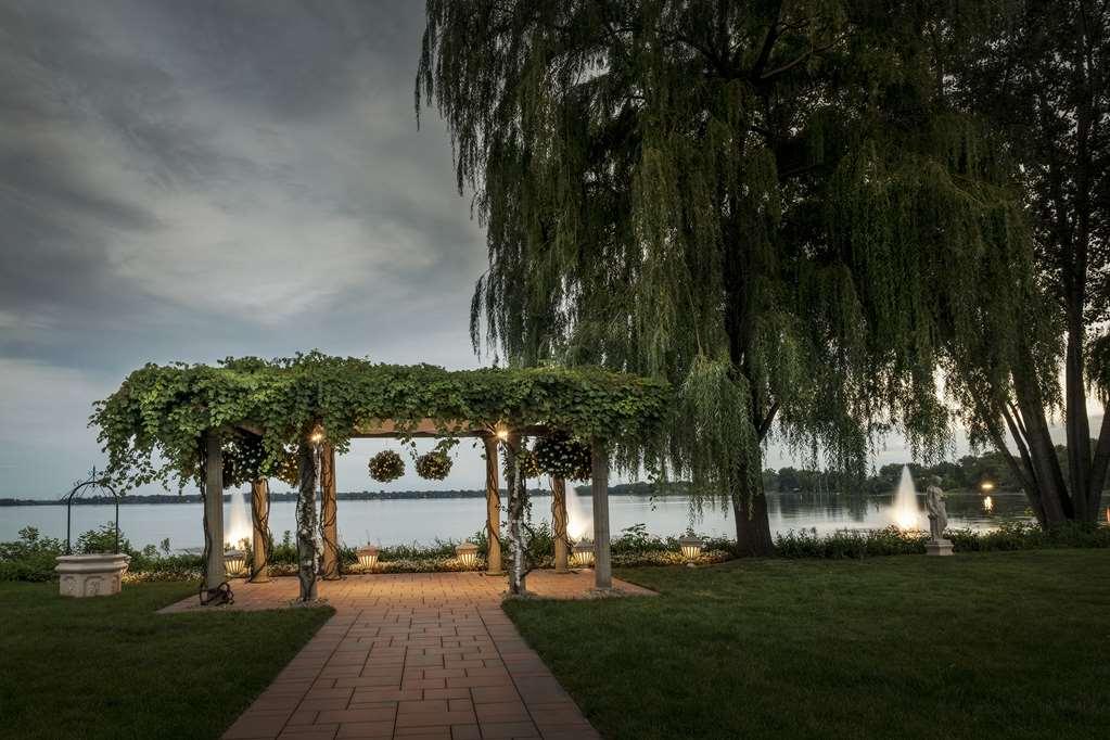 Chateau Vaudreuil Zewnętrze zdjęcie The Pergola at the Lake of the Woods