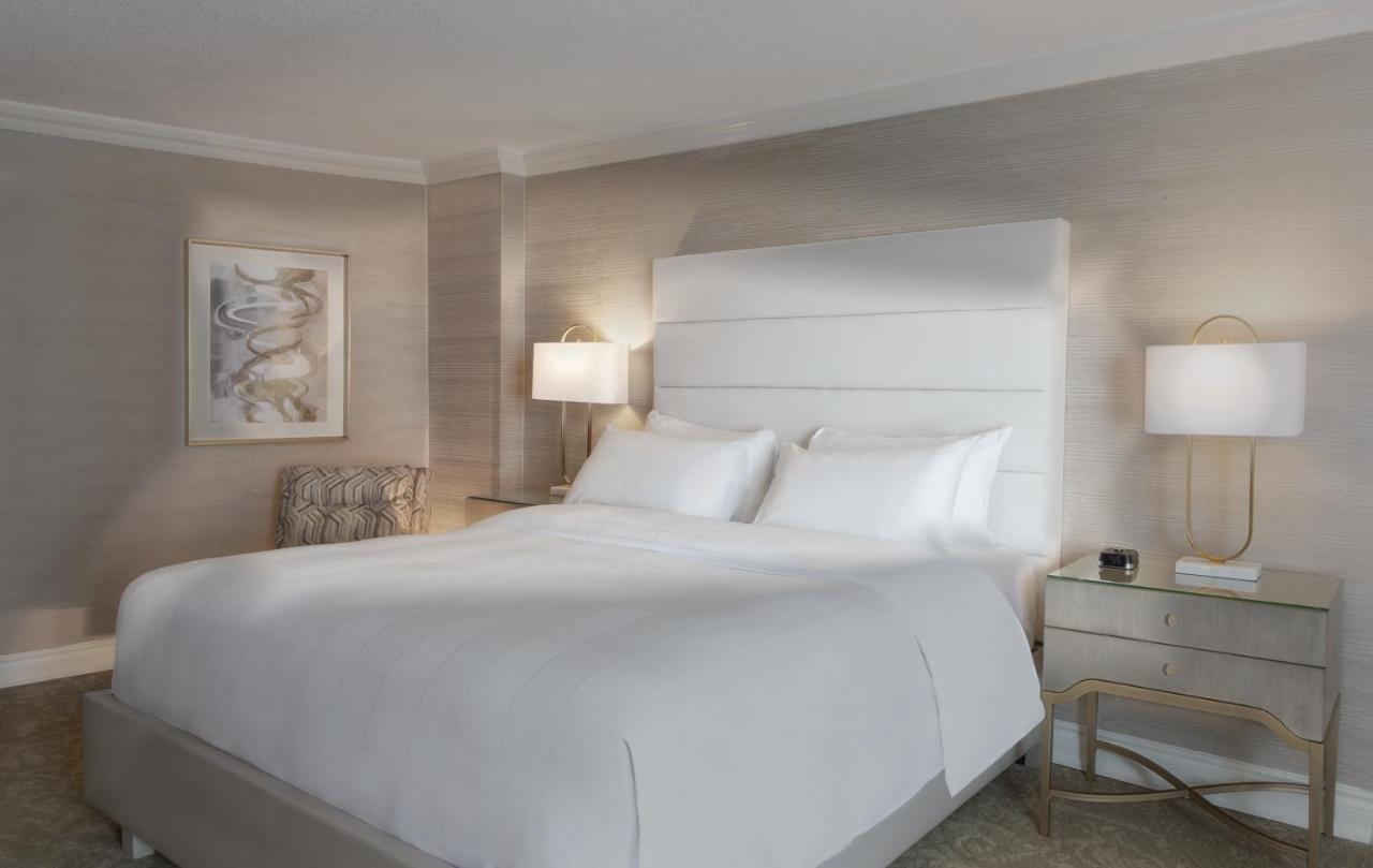 Chateau Vaudreuil Zewnętrze zdjęcie A bedroom at The Ritz-Carlton, Boston