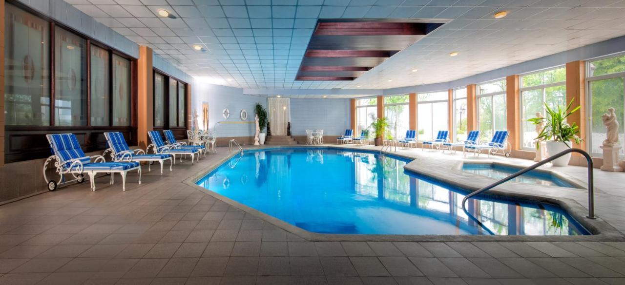 Chateau Vaudreuil Zewnętrze zdjęcie The swimming pool at the hotel