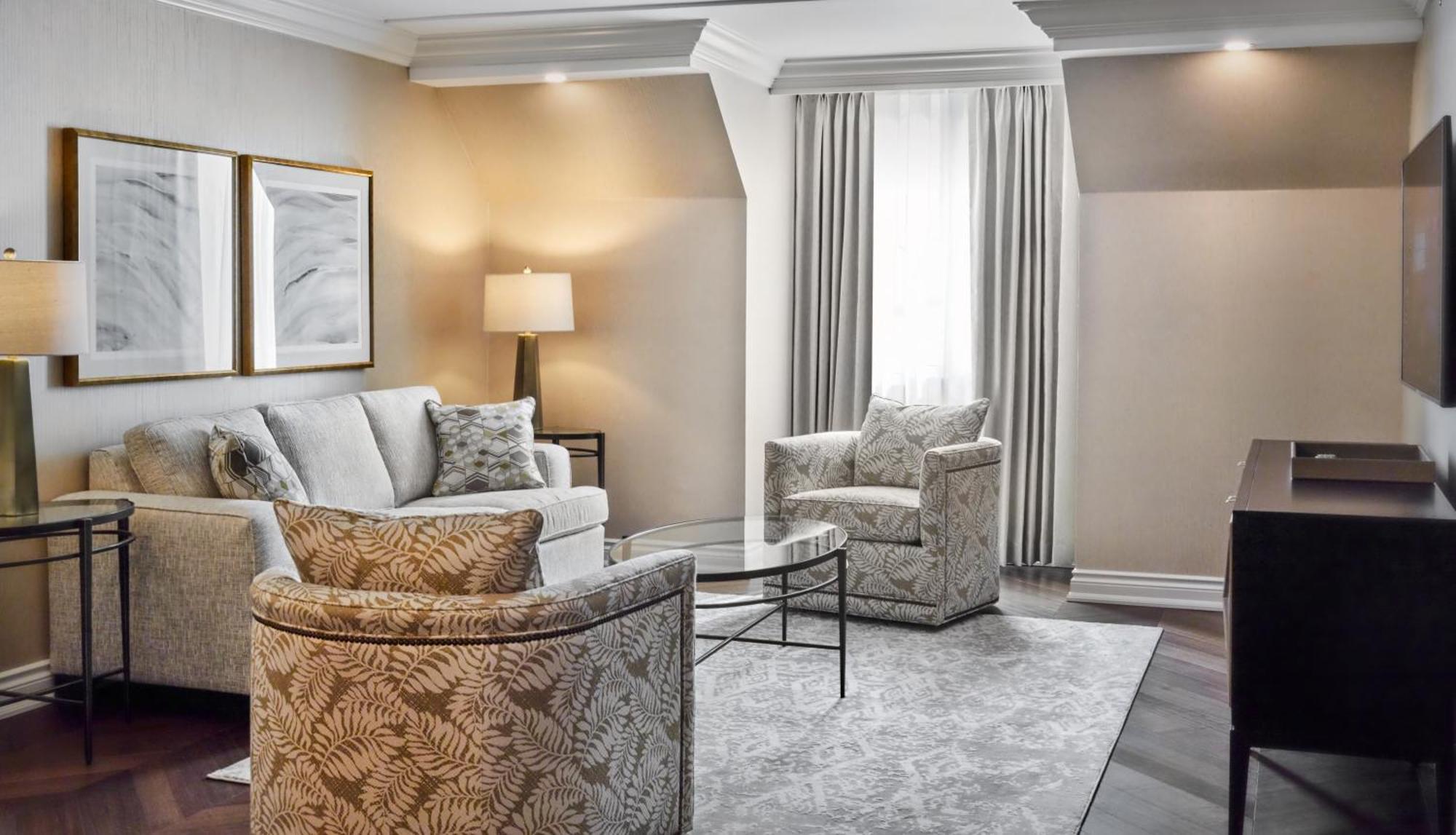 Chateau Vaudreuil Zewnętrze zdjęcie A living room at the Ritz-Carlton, Boston