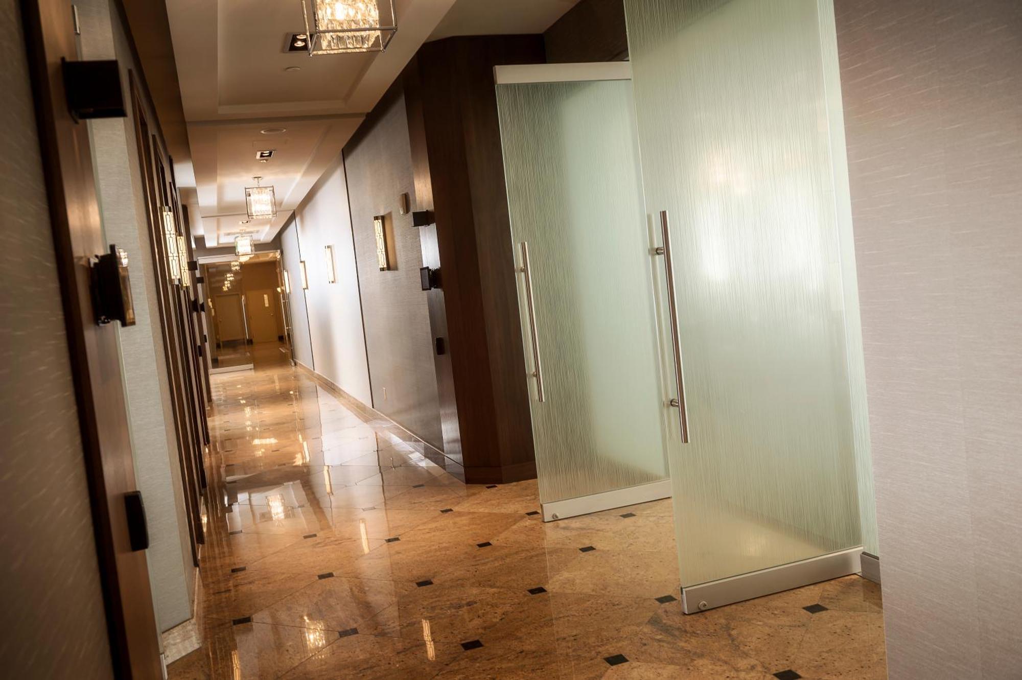 Chateau Vaudreuil Zewnętrze zdjęcie A corridor in a hotel