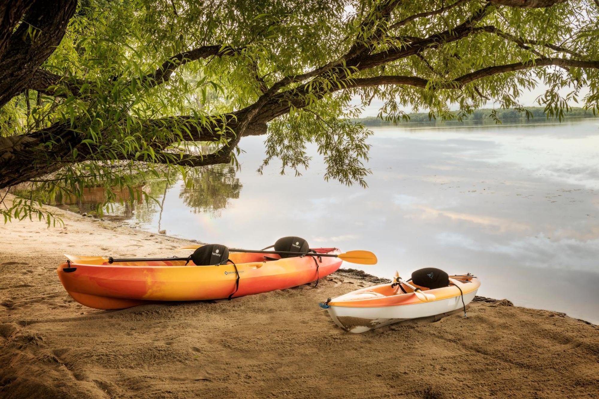 Chateau Vaudreuil Zewnętrze zdjęcie Kayaks on the shore of Lake Waconia