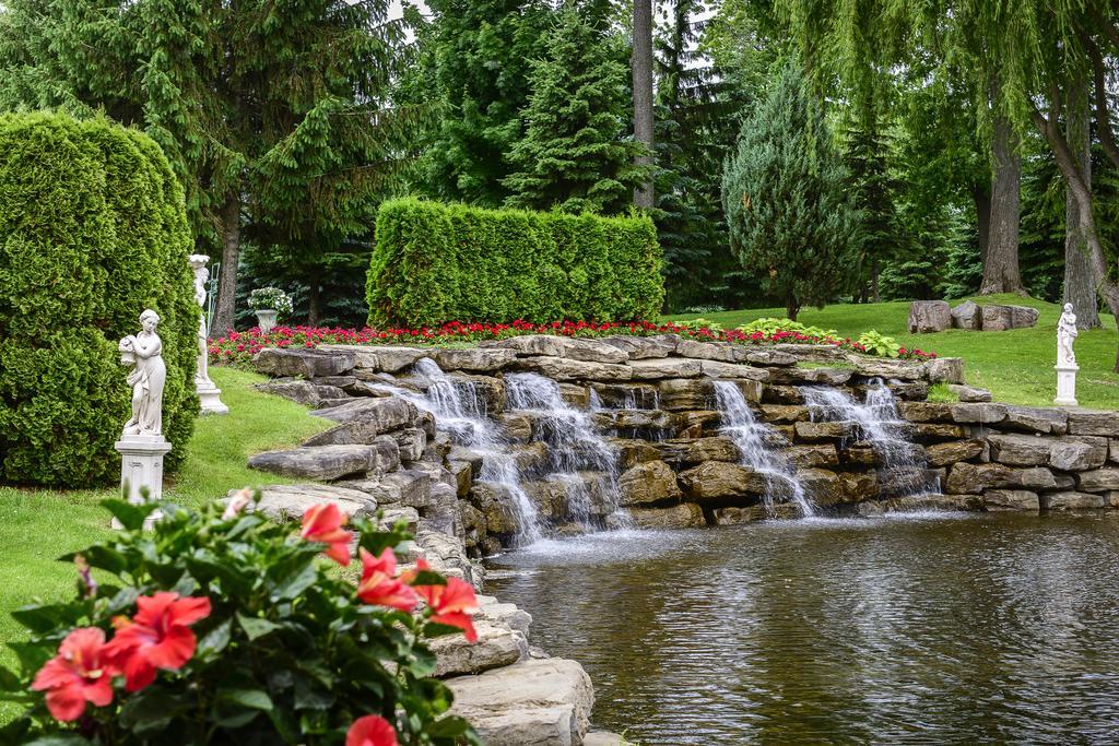 Chateau Vaudreuil Zewnętrze zdjęcie The waterfall at the entrance of the gardens