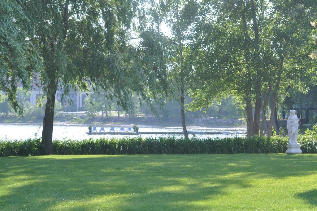 Chateau Vaudreuil Zewnętrze zdjęcie The River Thames at the Serpentine Gallery